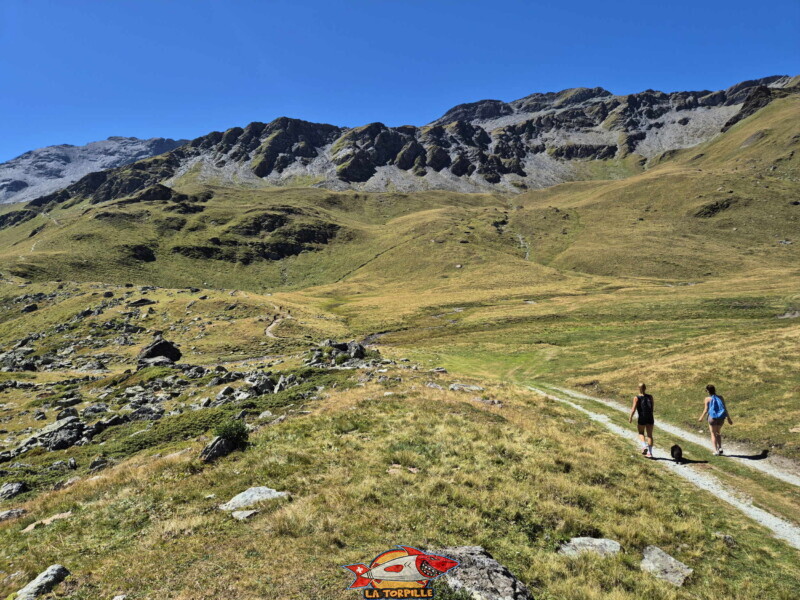 Rive gauche. Barrage et lac de Moiry, tour du lac, val d'Anniviers, Valais.