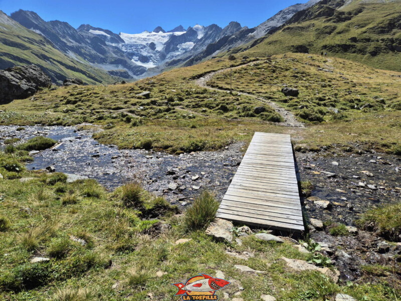 Rive gauche. Barrage et lac de Moiry, tour du lac, val d'Anniviers, Valais.