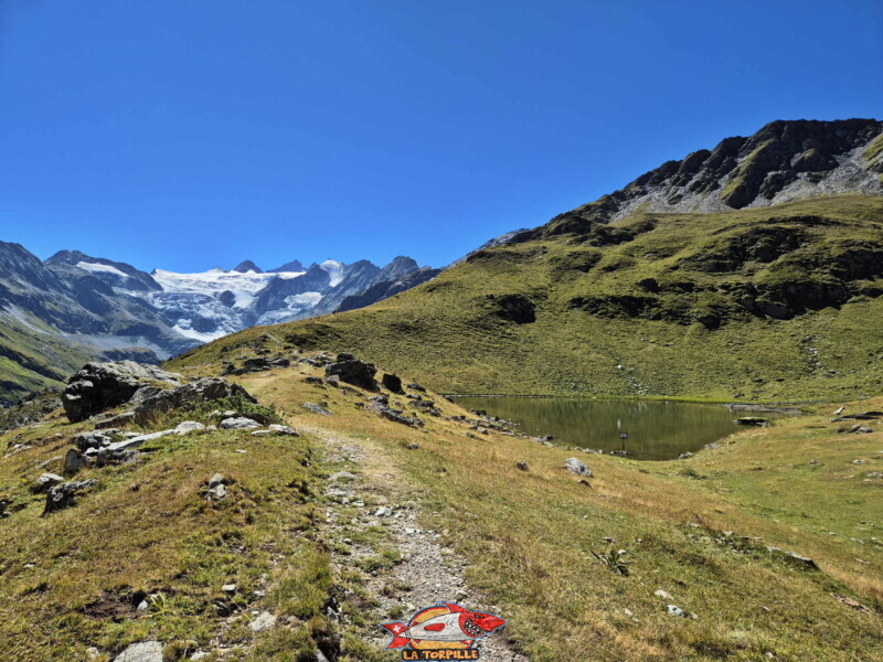 Lac le Lauché. Barrage et lac de Moiry, tour du lac, val d'Anniviers, Valais.