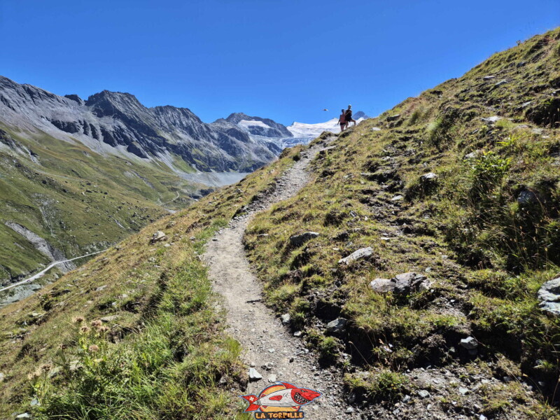 remontée rive gauche. Barrage et lac de Moiry, tour du lac, val d'Anniviers, Valais.