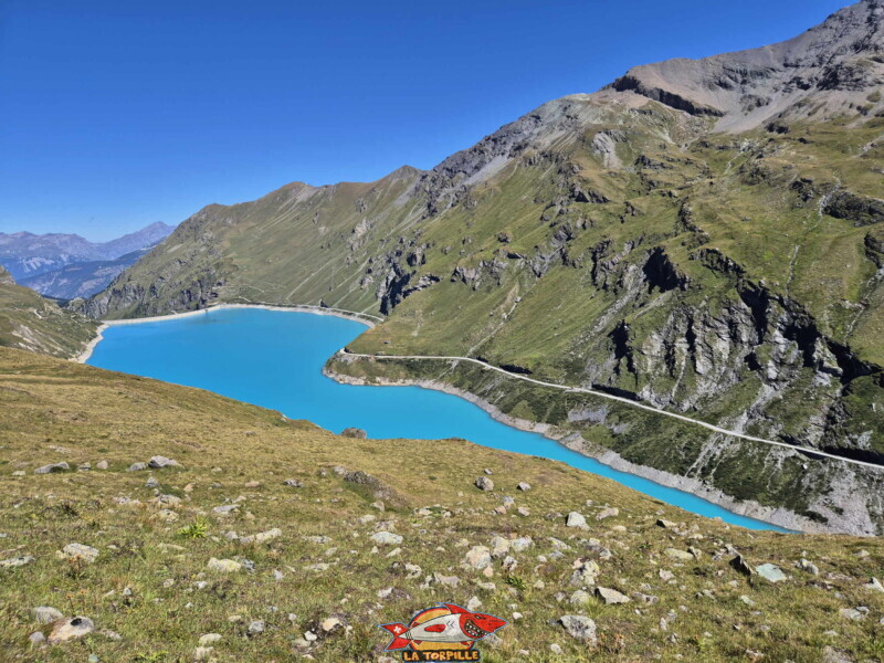 remontée rive gauche. Barrage et lac de Moiry, tour du lac, val d'Anniviers, Valais.