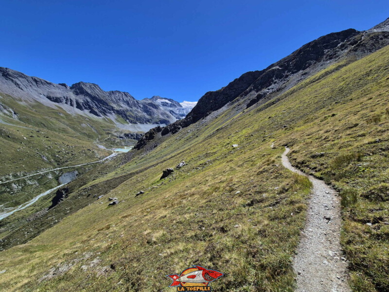 remontée rive gauche. Barrage et lac de Moiry, tour du lac, val d'Anniviers, Valais.