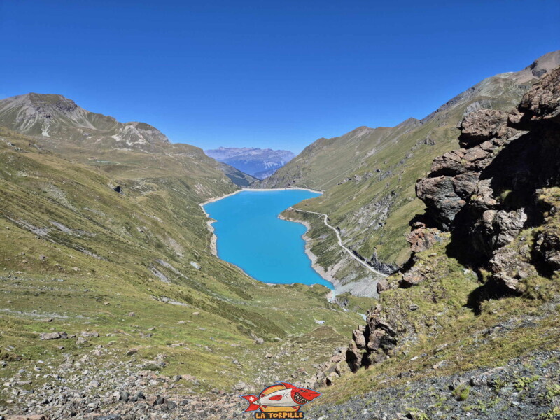 remontée rive gauche. Barrage et lac de Moiry, tour du lac, val d'Anniviers, Valais.