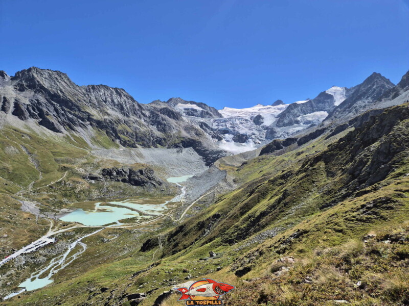 La vue sur le lac de Châteaupré et le glacier de Moiry. Barrage et lac de Moiry, tour du lac, val d'Anniviers, Valais. La vue sur le lac de Châteaupré et le glacier de Moiry. Barrage et lac de Moiry, tour du lac, val d'Anniviers, Valais.