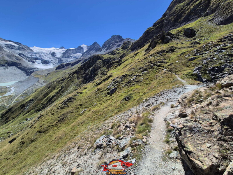 remontée rive gauche. Barrage et lac de Moiry, tour du lac, val d'Anniviers, Valais.