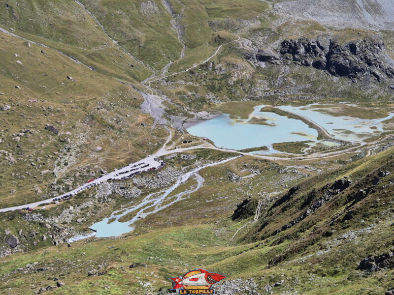 Le parking à gauche du lac de Châteaupré. Barrage et lac de Moiry, tour du lac, val d'Anniviers, Valais. Le parking à gauche du lac de Châteaupré. Barrage et lac de Moiry, tour du lac, val d'Anniviers, Valais.