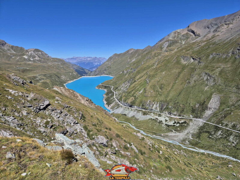remontée rive gauche. Barrage et lac de Moiry, tour du lac, val d'Anniviers, Valais.