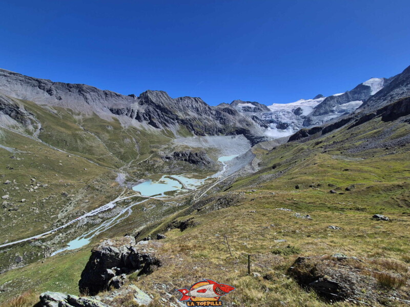 remontée rive gauche. Barrage et lac de Moiry, tour du lac, val d'Anniviers, Valais.