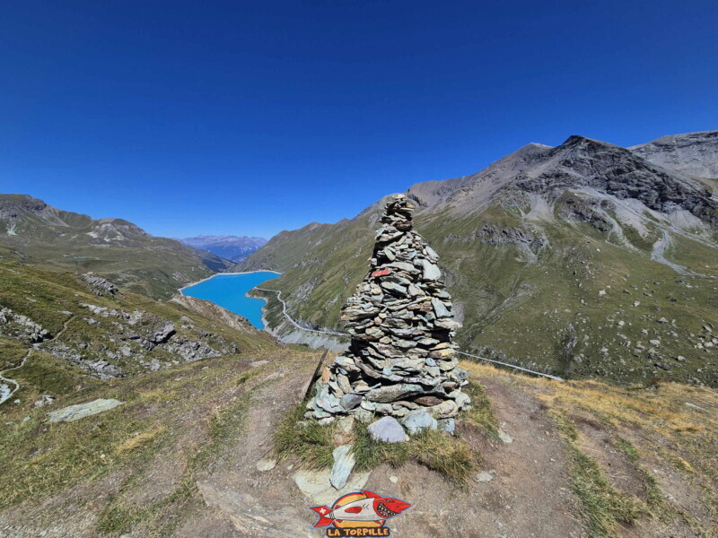 remontée rive gauche. Barrage et lac de Moiry, tour du lac, val d'Anniviers, Valais.