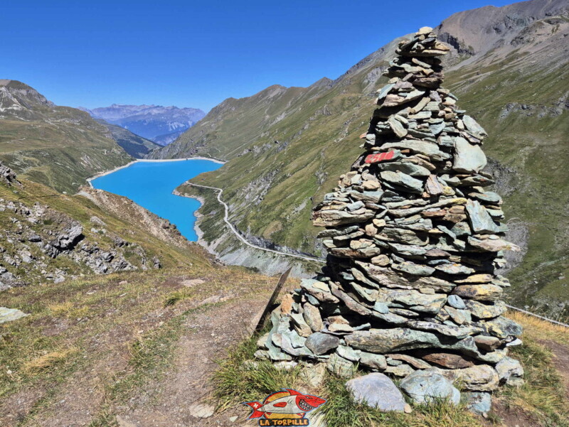 La vue sur le lac de Moiry et le flanc nord de la vallée du Rhône. Barrage et lac de Moiry, tour du lac, val d'Anniviers, Valais. La vue sur le lac de Moiry et le flanc nord de la vallée du Rhône. Barrage et lac de Moiry, tour du lac, val d'Anniviers, Valais.