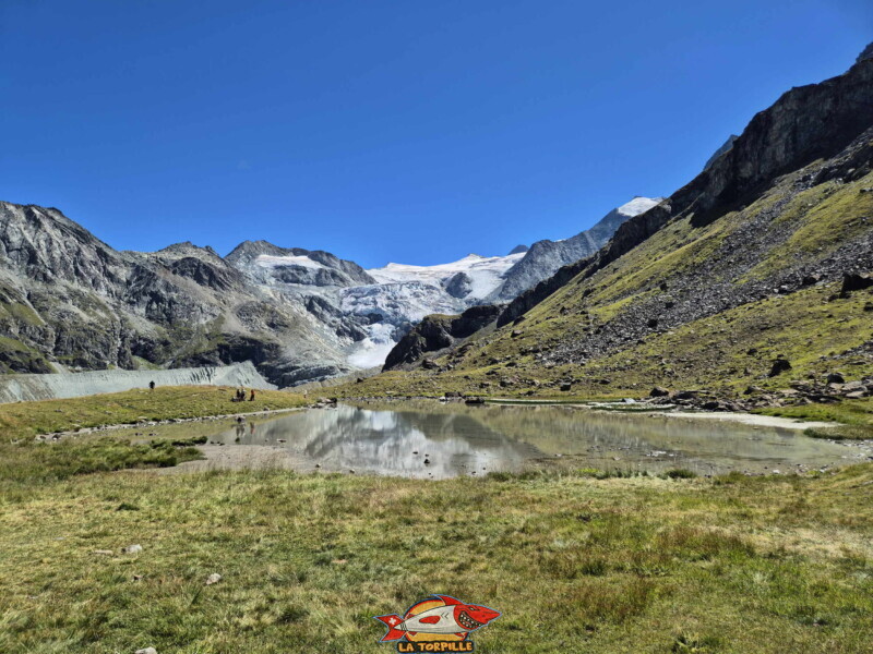 Lac de la Bayenna. Barrage et lac de Moiry, tour du lac, val d'Anniviers, Valais.