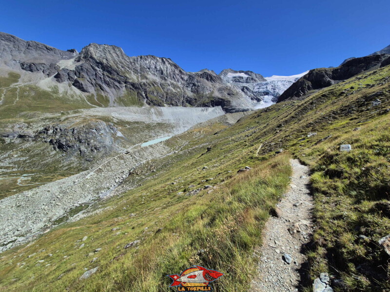 La descente vers le lac de Châteaupré. Barrage et lac de Moiry, tour du lac, val d'Anniviers, Valais. La descente vers le lac de Châteaupré. Barrage et lac de Moiry, tour du lac, val d'Anniviers, Valais.