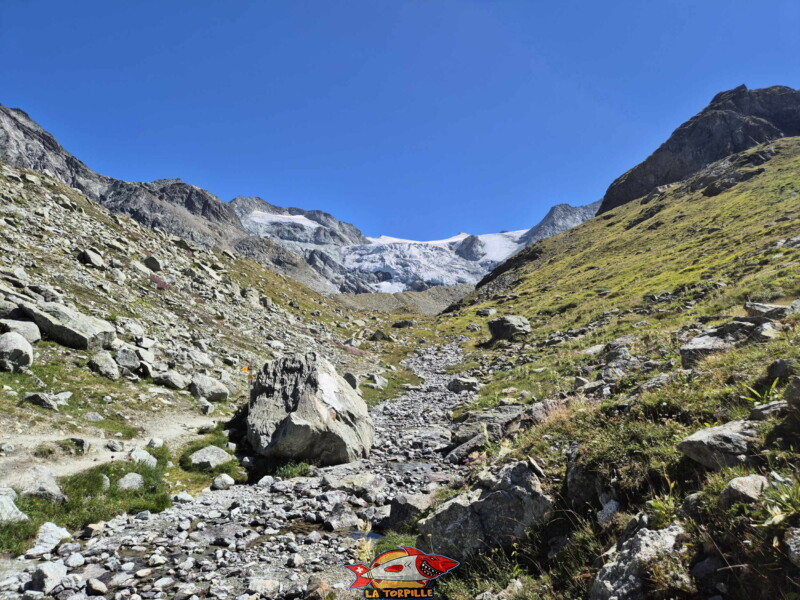 Le passage sous le glacier de Moiry. Barrage et lac de Moiry, tour du lac, val d'Anniviers, Valais. Le passage sous le glacier de Moiry. Barrage et lac de Moiry, tour du lac, val d'Anniviers, Valais.