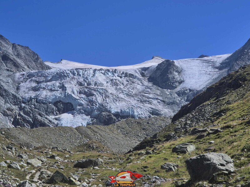 Le passage sous le glacier de Moiry. Barrage et lac de Moiry, tour du lac, val d'Anniviers, Valais. Le passage sous le glacier de Moiry. Barrage et lac de Moiry, tour du lac, val d'Anniviers, Valais.