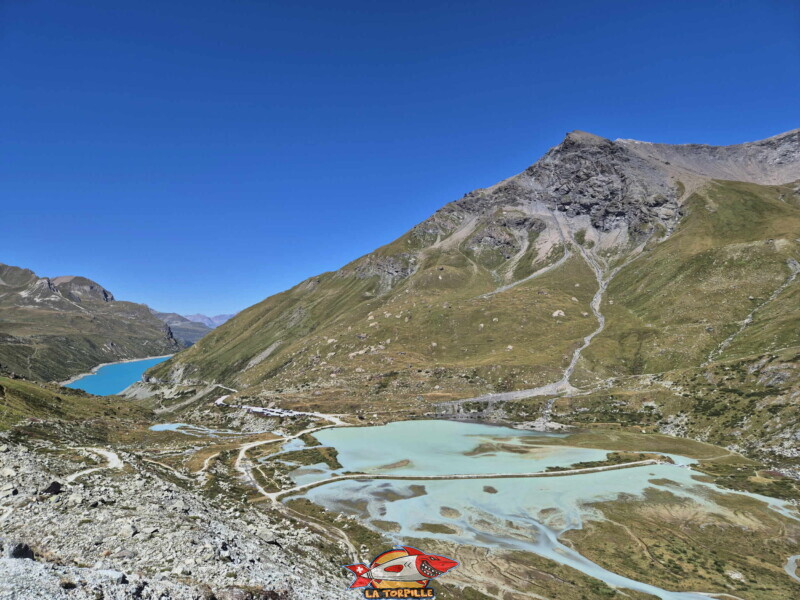 Lac de Châteaupré. Barrage et lac de Moiry, tour du lac, val d'Anniviers, Valais.