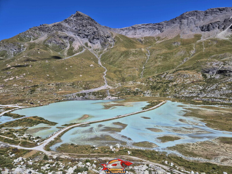 Lac de Châteaupré. Barrage et lac de Moiry, tour du lac, val d'Anniviers, Valais.