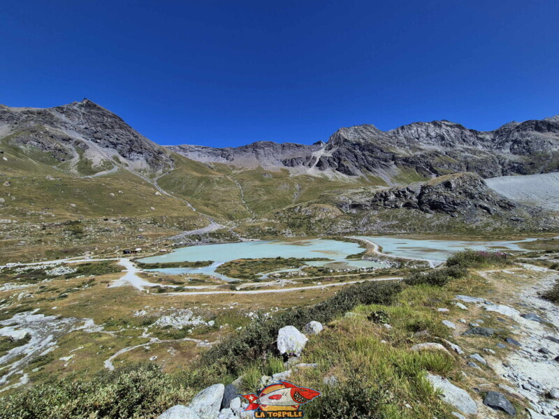 Lac de Châteaupré. Barrage et lac de Moiry, tour du lac, val d'Anniviers, Valais.
