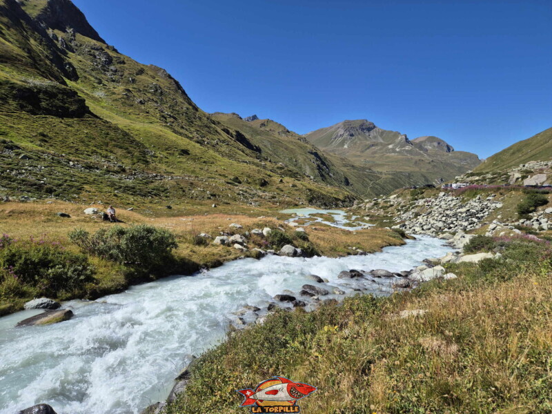 La Gougra entre le lac de Châteaupré et le lac de Moiry. Barrage et lac de Moiry, tour du lac, val d'Anniviers, Valais. La Gougra entre le lac de Châteaupré et le lac de Moiry. Barrage et lac de Moiry, tour du lac, val d'Anniviers, Valais.