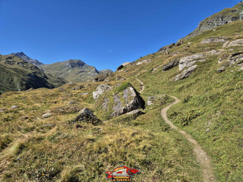 sentier rive droite. Barrage et lac de Moiry, tour du lac, val d'Anniviers, Valais.