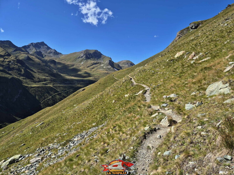 sentier rive droite. Barrage et lac de Moiry, tour du lac, val d'Anniviers, Valais.