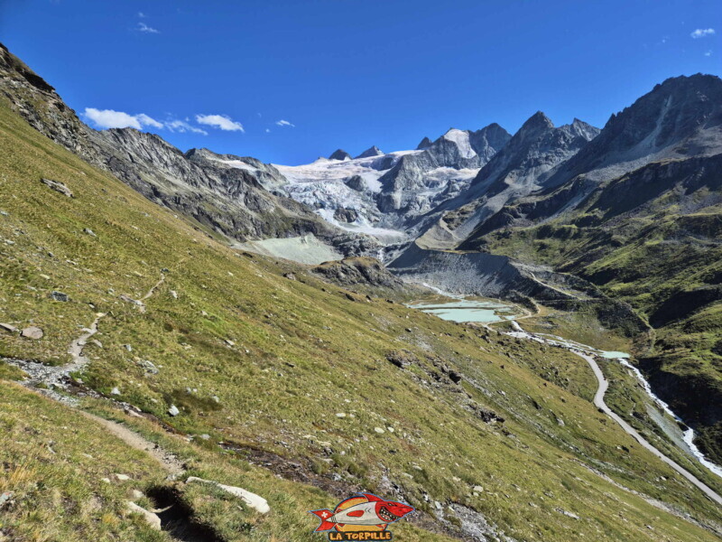 sentier rive droite. Barrage et lac de Moiry, tour du lac, val d'Anniviers, Valais.