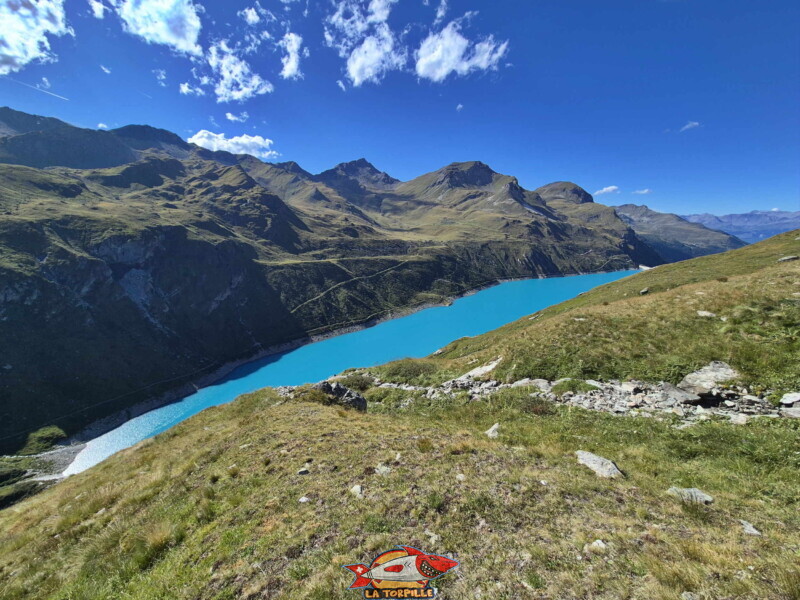 sentier rive droite. Barrage et lac de Moiry, tour du lac, val d'Anniviers, Valais.