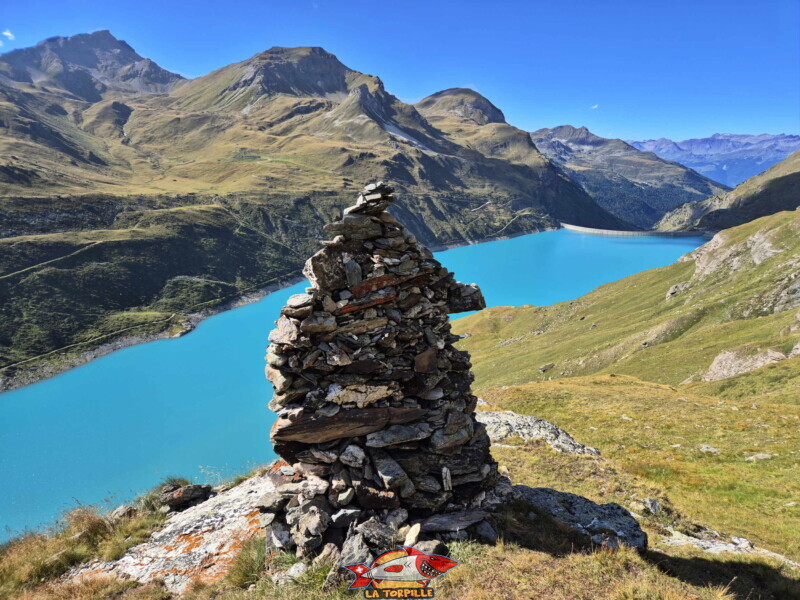 sentier rive droite. Barrage et lac de Moiry, tour du lac, val d'Anniviers, Valais.