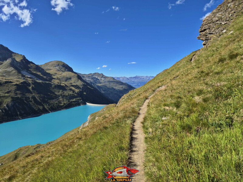 sentier rive droite. Barrage et lac de Moiry, tour du lac, val d'Anniviers, Valais.