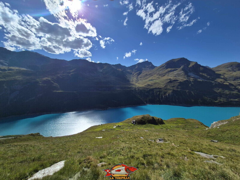 sentier rive droite. Barrage et lac de Moiry, tour du lac, val d'Anniviers, Valais.