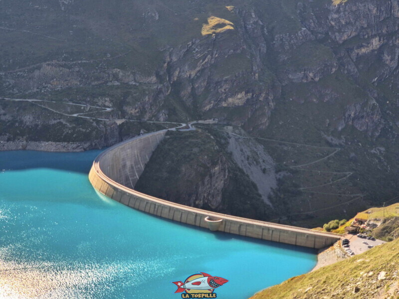 Côté amont du barrage de Moiry. Barrage et lac de Moiry, tour du lac, val d'Anniviers, Valais.