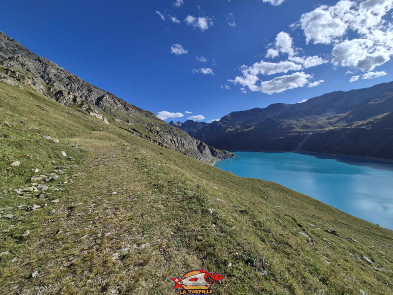 Retour au barrage. Barrage et lac de Moiry, tour du lac, val d'Anniviers, Valais.