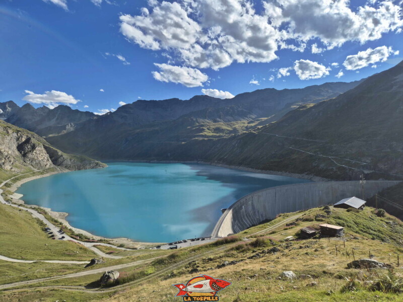 Côté aval du barrage de Moiry. Barrage et lac de Moiry, tour du lac, val d'Anniviers, Valais.