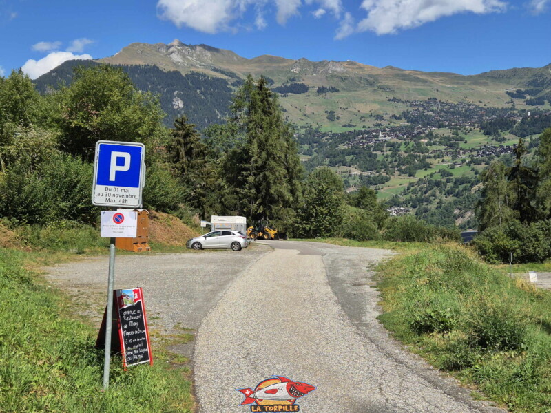 Un grand parking se trouve sur les hauteurs de Bruson, à l'intérieur d'un grand virage. Bisse des Ravines - Bruson