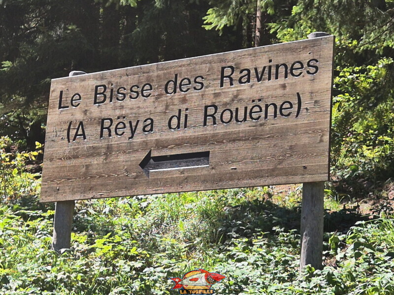 La première partie de la balade relie le parking au début du bisse. Bisse des Ravines - Bruson