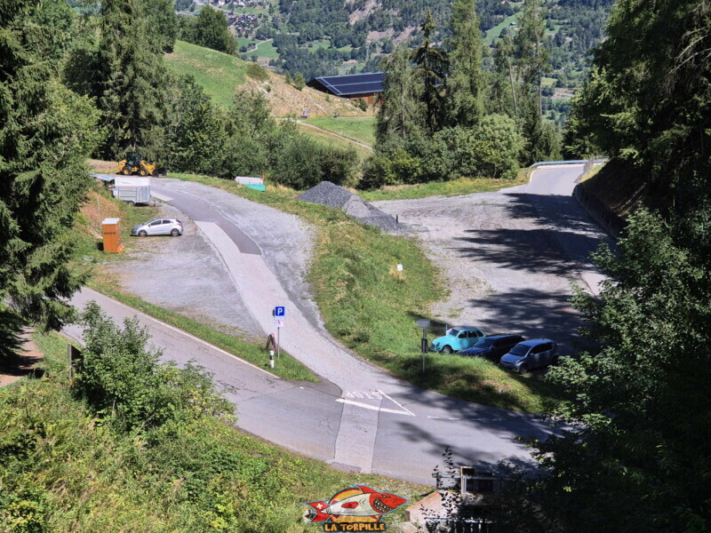 Un grand parking se trouve sur les hauteurs de Bruson, à l'intérieur d'un grand virage. Bisse des Ravines - Bruson