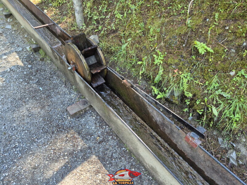 Un "batinta". Il s'agit d'un instrument servant anciennement à avertir en cas de changement du débit d'eau dans le bisse. Il est comparable au "marteau" utilisé sur d'autres bisses. Un "batinta". Il s'agit d'un instrument servant anciennement à avertir en cas de changement du débit d'eau dans le bisse. Il est comparable au "marteau" utilisé sur d'autres bisses. Bisse des Ravines - Bruson