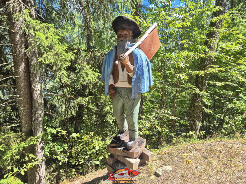 Le surveillant du bisse avec un outil permettant de détourner l'eau pour irriguer les champs. Bisse des Ravines - Bruson Le surveillant du bisse avec un outil permettant de détourner l'eau pour irriguer les champs. Bisse des Ravines - Bruson