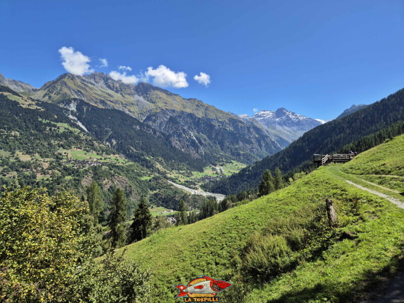 La table d'orientation complètement sur la droite, avec la vue sur le val de Bagnes. Bisse des Ravines - Bruson. La table d'orientation complètement sur la droite, avec la vue sur le val de Bagnes. Bisse des Ravines - Bruson.