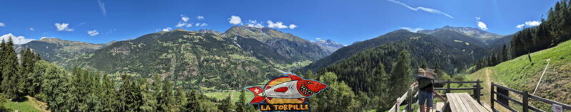 Une vue globale sur le val de Bagnes.. Bisse des Ravines - Bruson. Une vue globale sur le val de Bagne Bisse des Ravines - Bruson.