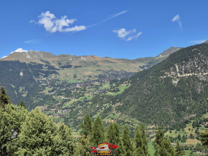 La vue direction nord vers Verbier. Bisse des Ravines - Bruson. La vue direction nord vers Verbier.. Bisse des Ravines - Bruson.