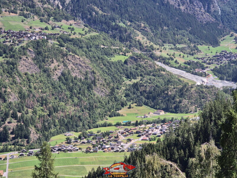 Le zoom sur les villages de Versegères puis Champsec dans le val de Bagnes. Sur la gauche, en hauteur, Sarreyer.. Bisse des Ravines - Bruson. Le zoom sur les villages de Versegères puis Champsec dans le val de Bagnes. Sur la gauche, en hauteur, Sarreyer.. Bisse des Ravines - Bruson.