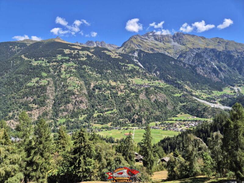 La vue direction nord-est. Bisse des Ravines - Bruson.