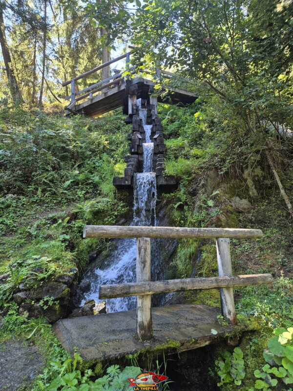 Un très joli passage où le bisse descend un important dénivelé avec des cascades. Bisse des Ravines - Bruson. Un très joli passage où le bisse descend un important dénivelé avec des cascades. Bisse des Ravines - Bruson.