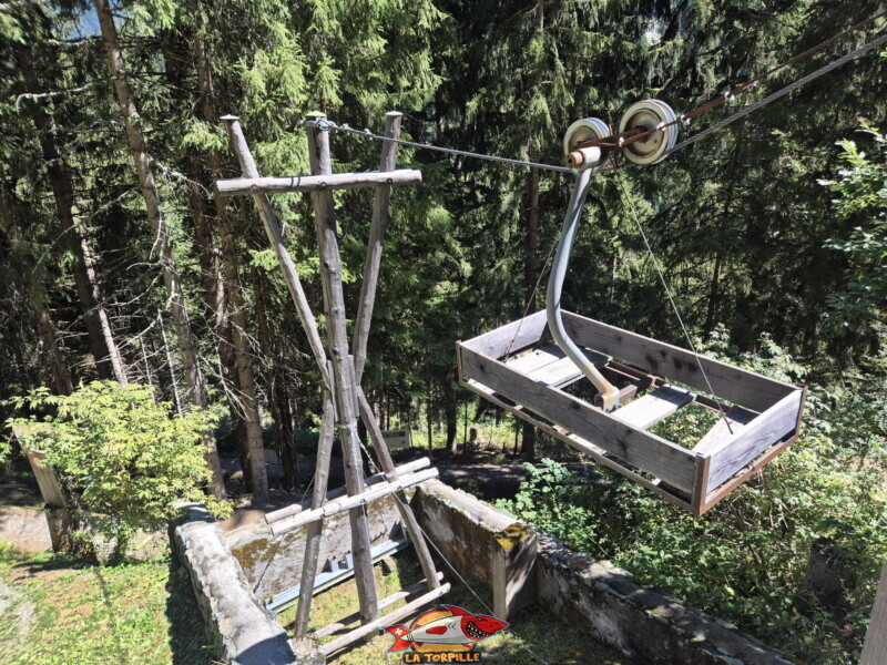 Les vestiges du téléphérique. Bisse des Ravines - Bruson.