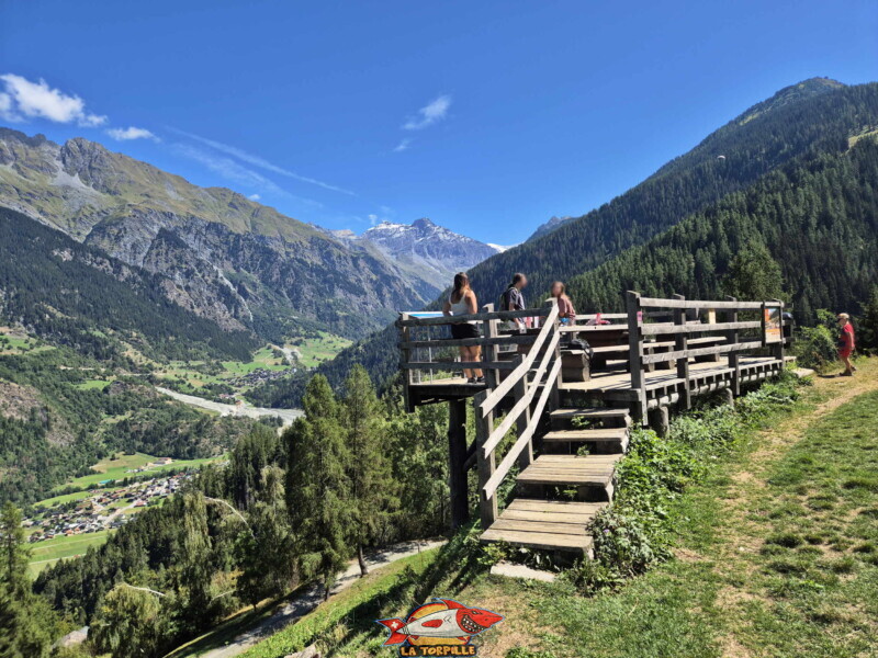 La magnifique table de pique-nique au-dessus du val de Bagnes. Bisse des Ravines - Bruson La magnifique table de pique-nique au-dessus du val de Bagnes. Bisse des Ravines - Bruson