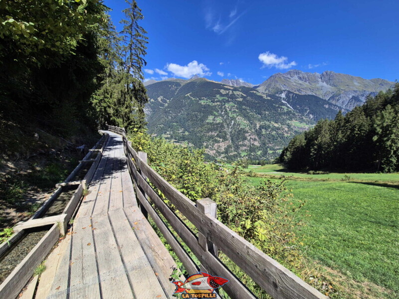 Le retour se fait par le même chemin qu'à l'aller. Bisse des Ravines - Bruson.