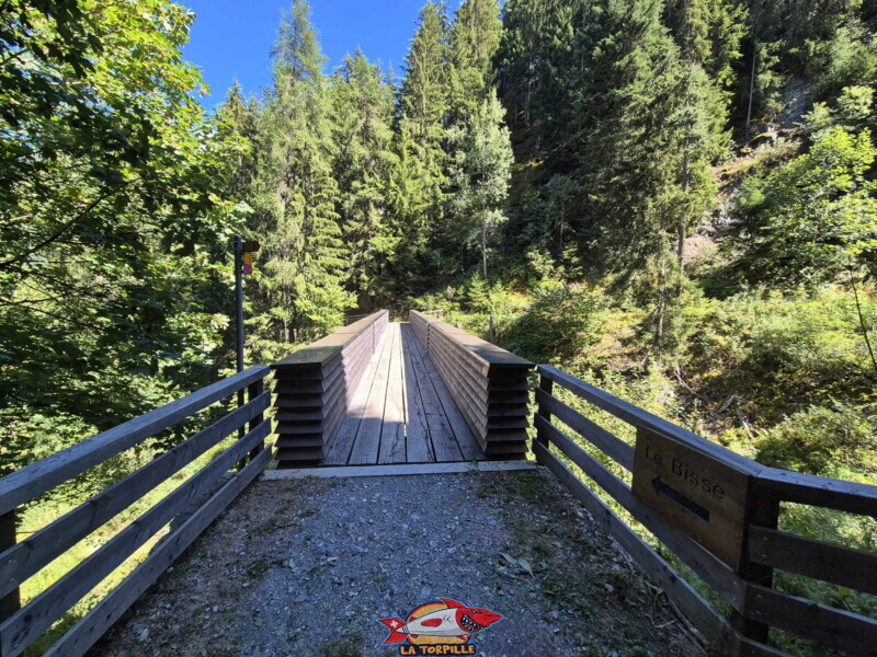 Le pont sur le torrent de Bruson. Bisse des Ravines - Bruson Le pont sur le torrent de Bruson. Bisse des Ravines - Bruson