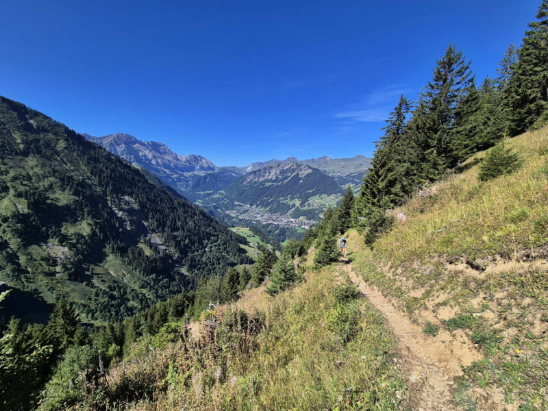 Le chemin dans les pâturages avec la vue sur Champéry. Lac de Soi, Val-d'Illiez.