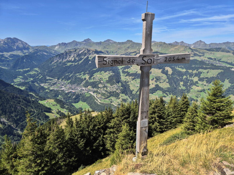 La magnifique vue sur Champéry depuis le signal de Soi, sous les Dents du Midi. La magnifique vue sur Champéry depuis le signal de Soi, sous les Dents du Midi.