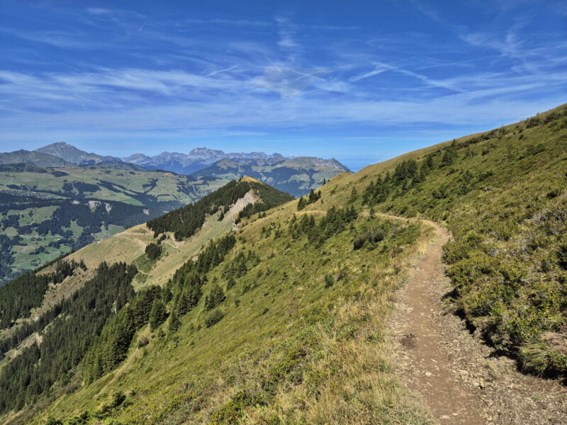 L'Arête de Soi au premier plan et le Signal de Soi au milieu. Lac de Soi, Val-d'Illiez.